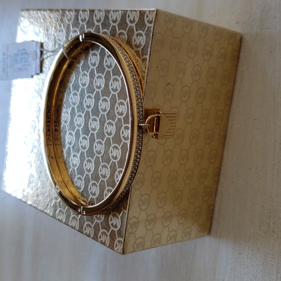 NWT SEND OFFER for MK & box. Exquisite bracelet - Picture 6 of 9